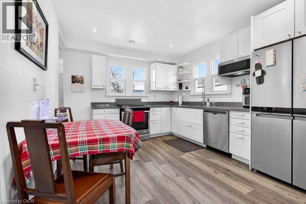 710 RENNIE STREET Image 20