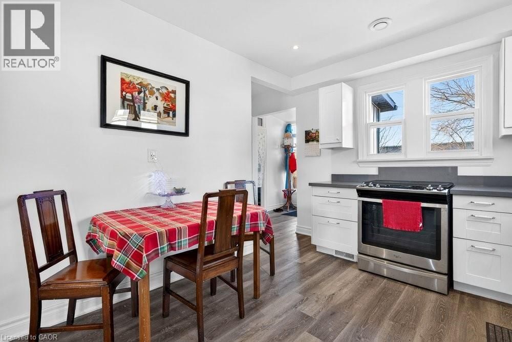 710 RENNIE STREET Image 21