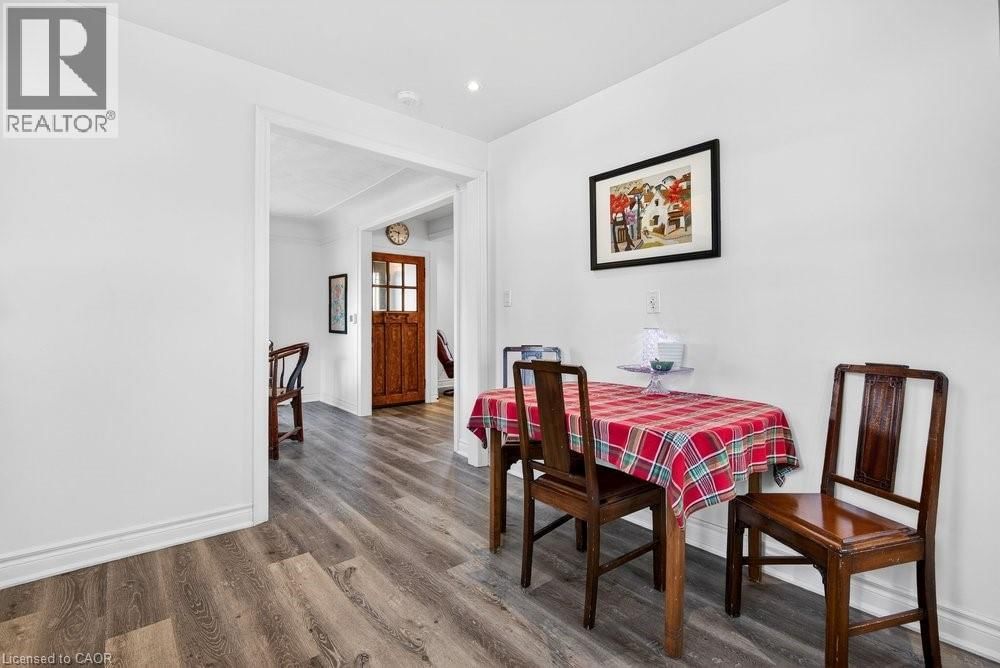 710 RENNIE STREET Image 22