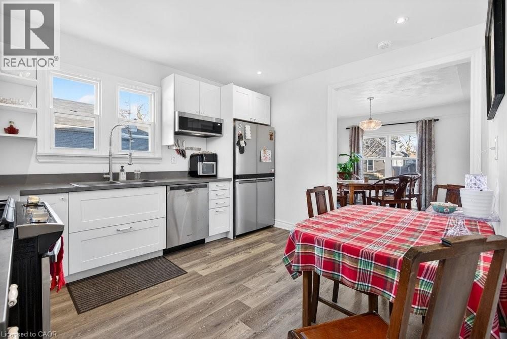 710 RENNIE STREET Image 23