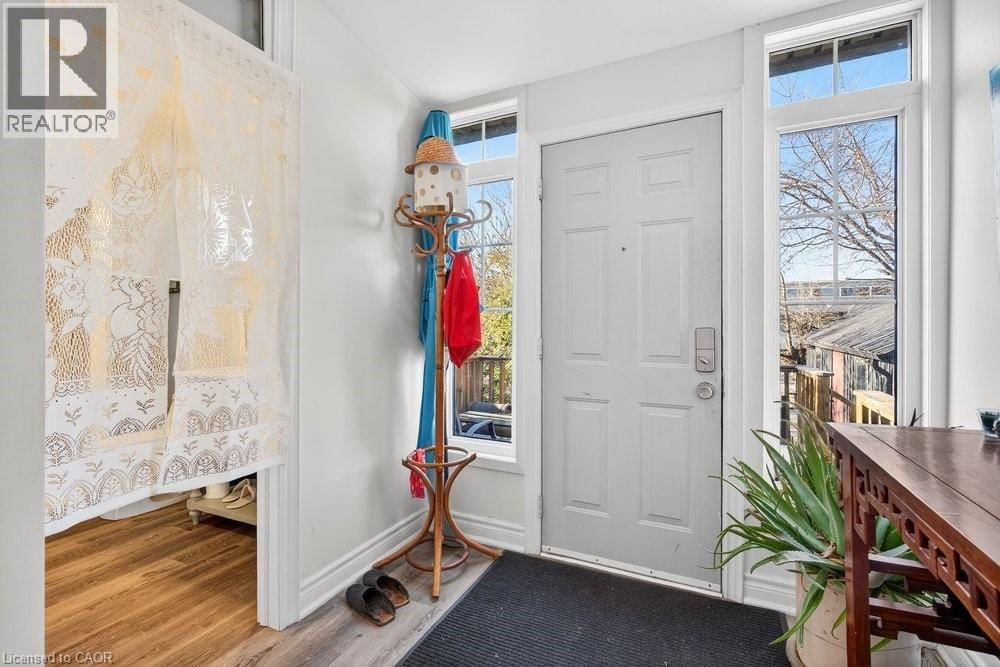 710 RENNIE STREET Image 25