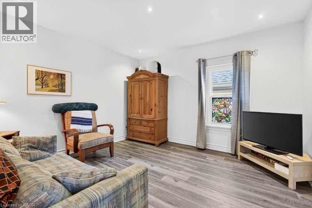 710 RENNIE STREET Image 26