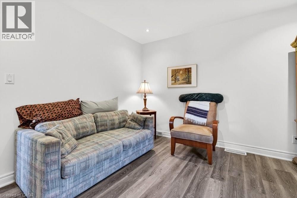 710 RENNIE STREET Image 27