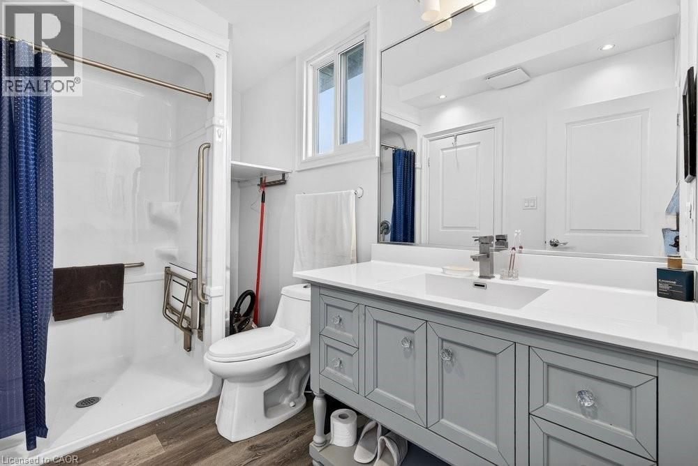 710 RENNIE STREET Image 28