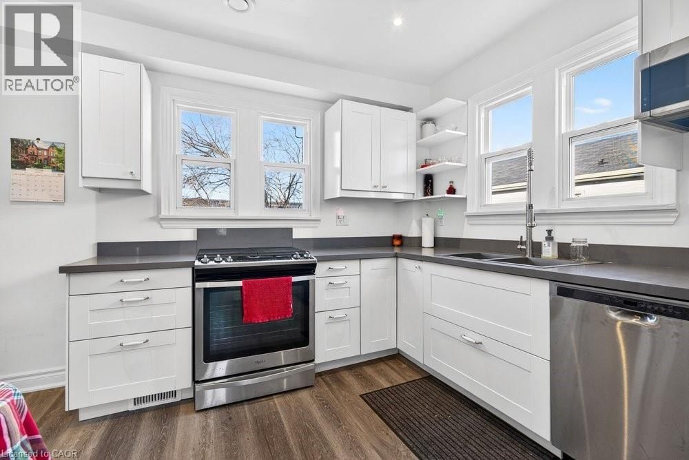 710 RENNIE STREET Image 3