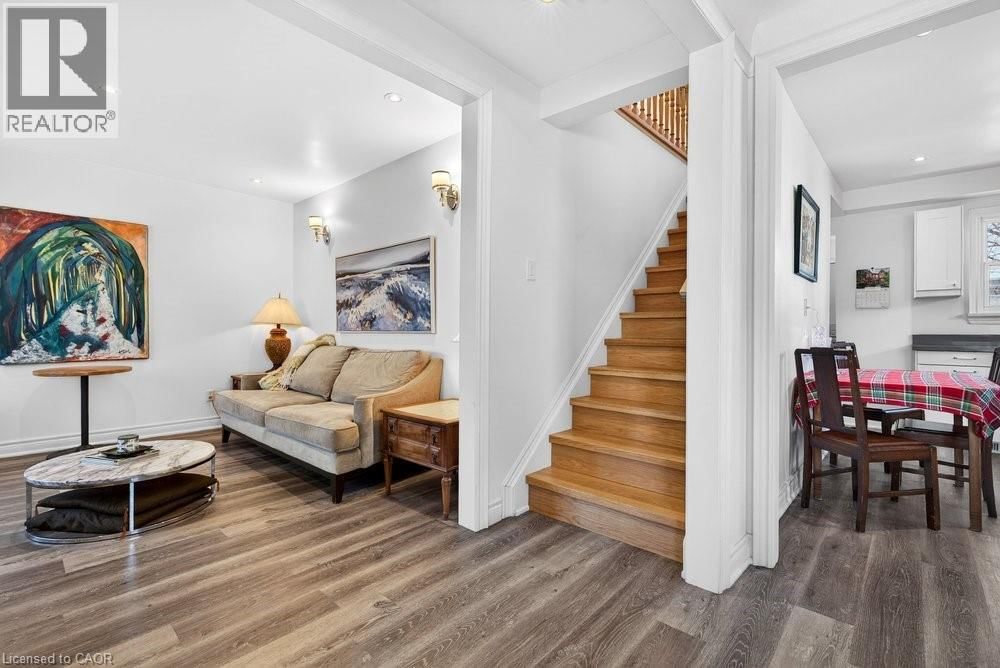 710 RENNIE STREET Image 30