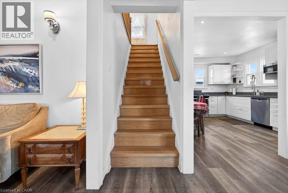 710 RENNIE STREET Image 31