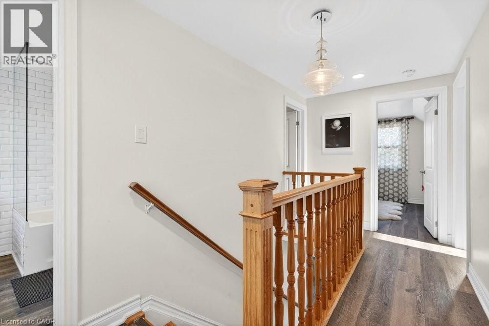 710 RENNIE STREET Image 32