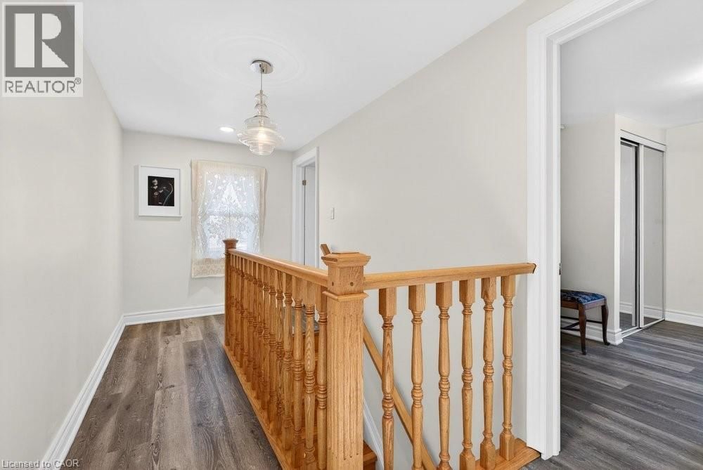 710 RENNIE STREET Image 33