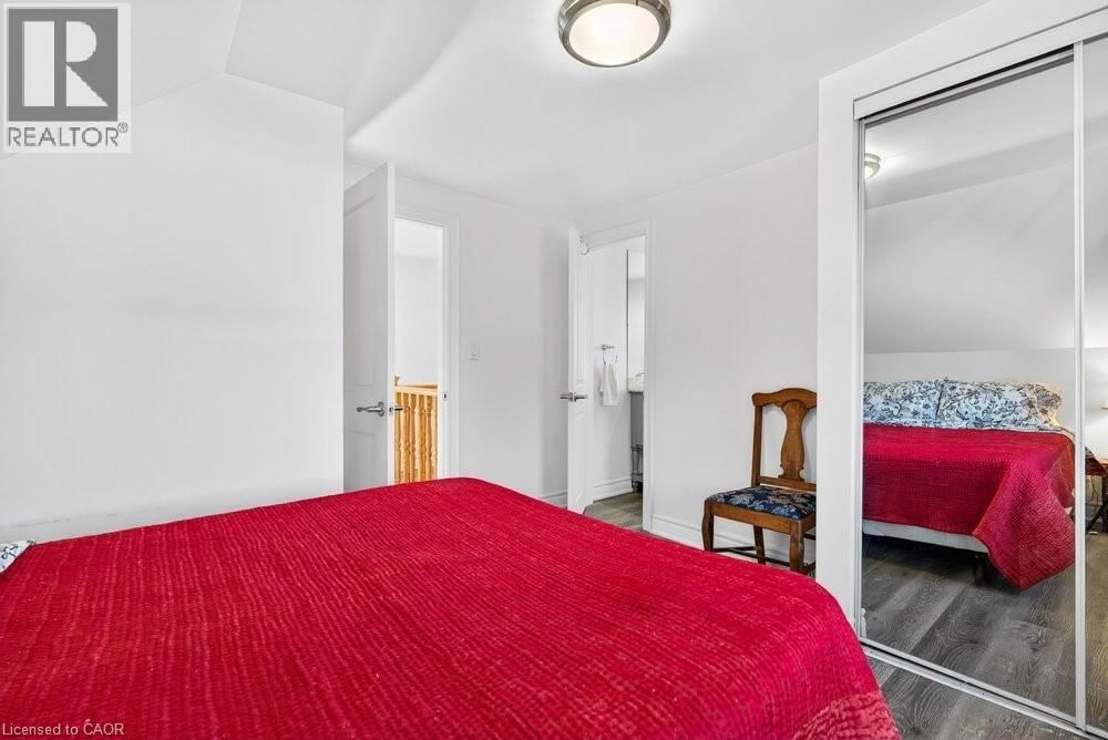 710 RENNIE STREET Image 37