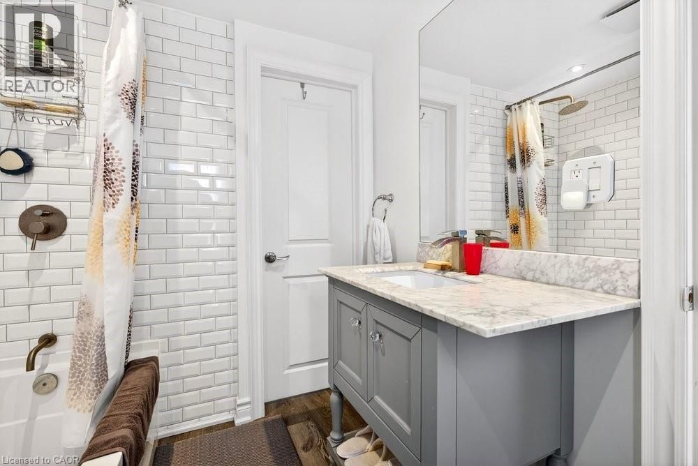 710 RENNIE STREET Image 38