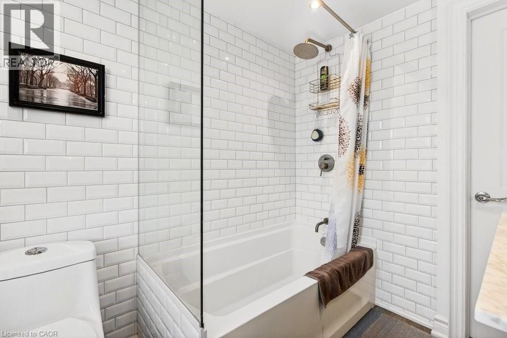 710 RENNIE STREET Image 39