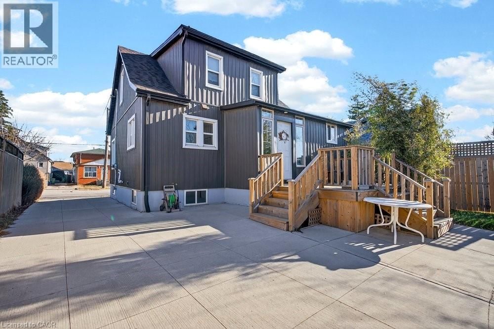 710 RENNIE STREET Image 40