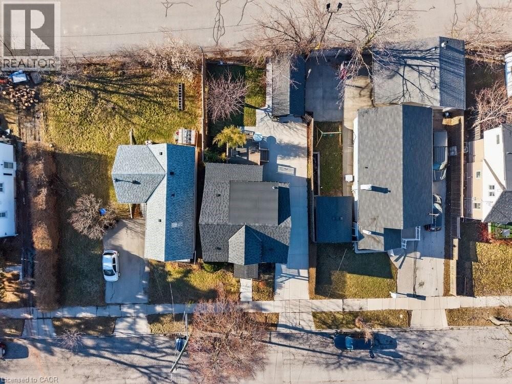 710 RENNIE STREET Image 43