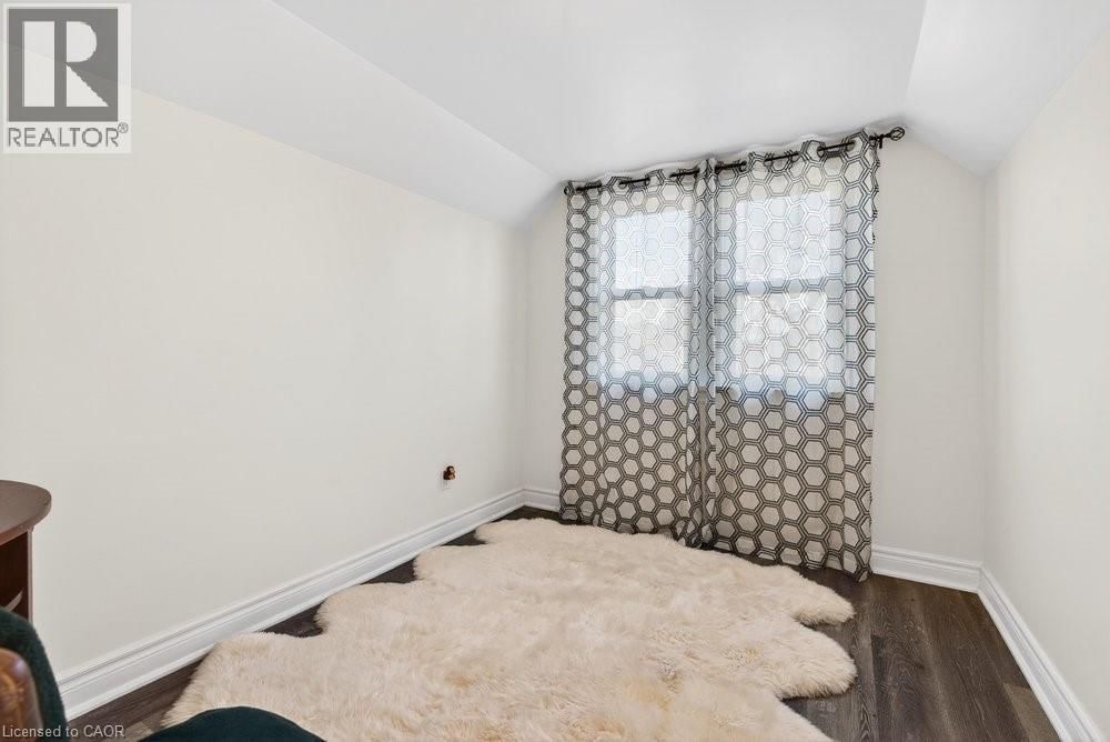 710 RENNIE STREET Image 6