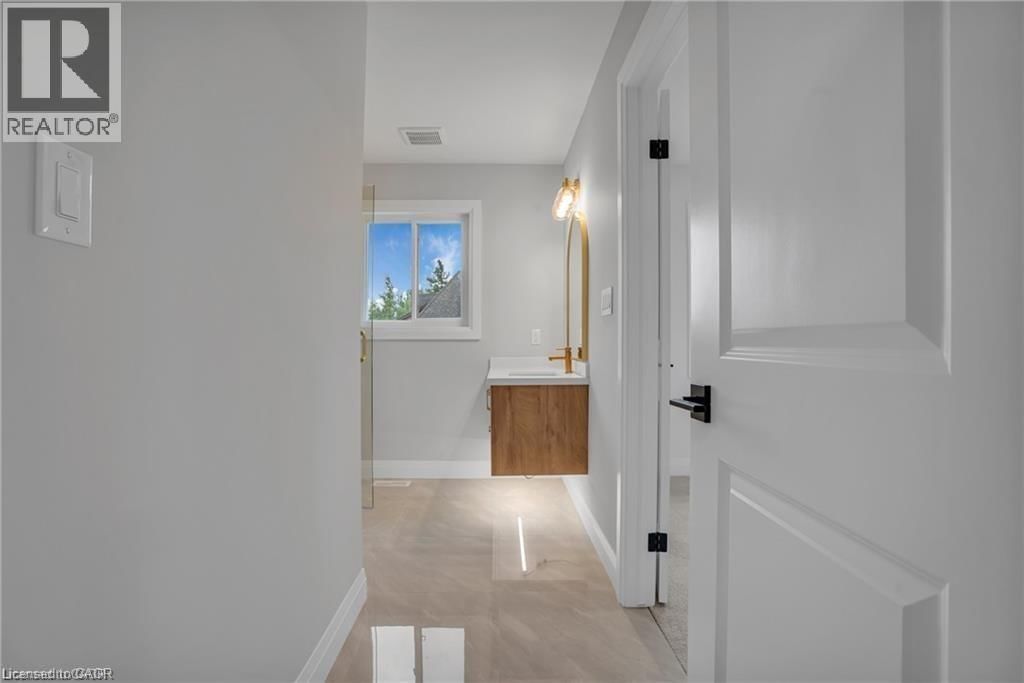 390 SOUTHCOTE ROAD Image 33