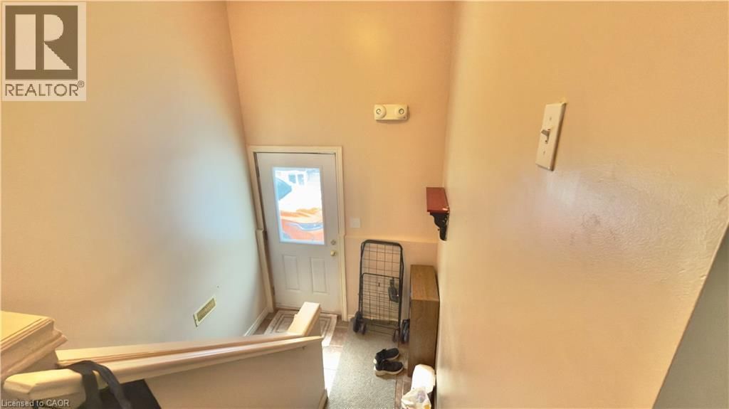 B - 16 MARSHALL STREET Image 10