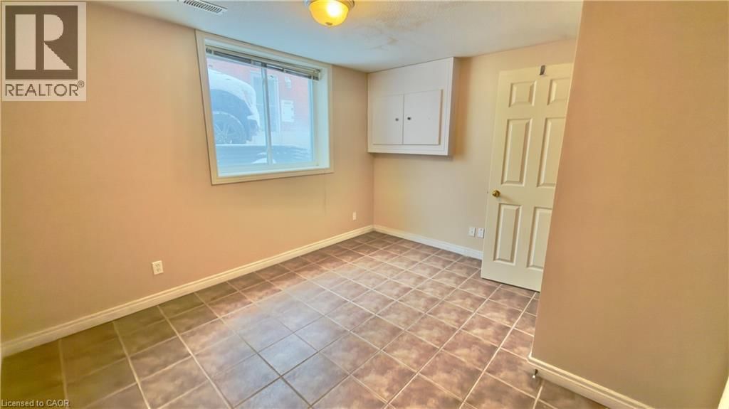 B - 16 MARSHALL STREET Image 13