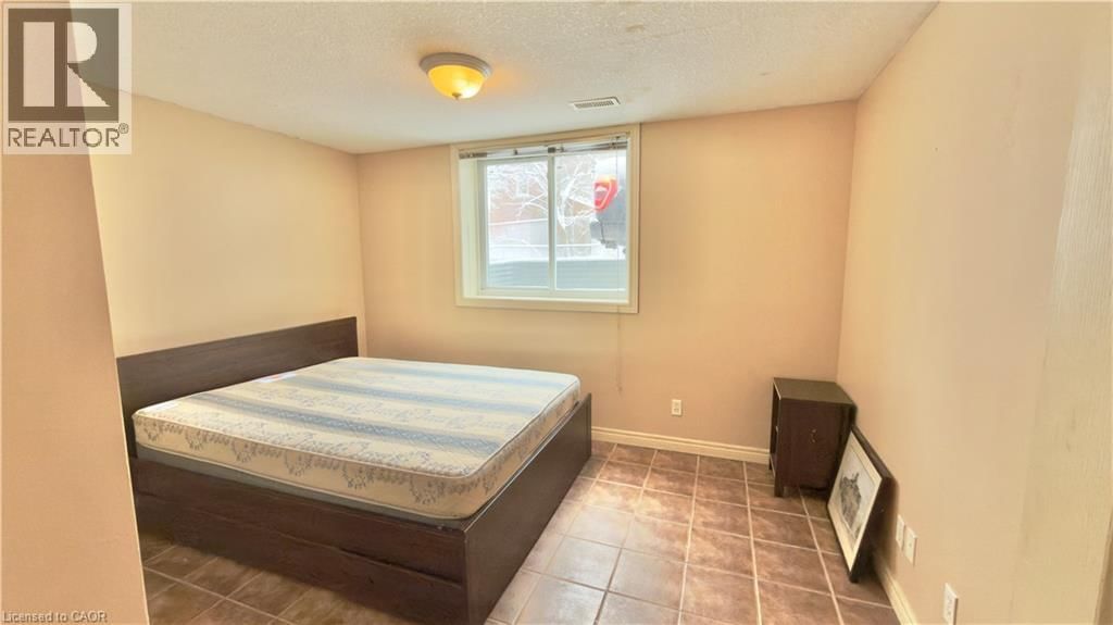 B - 16 MARSHALL STREET Image 17