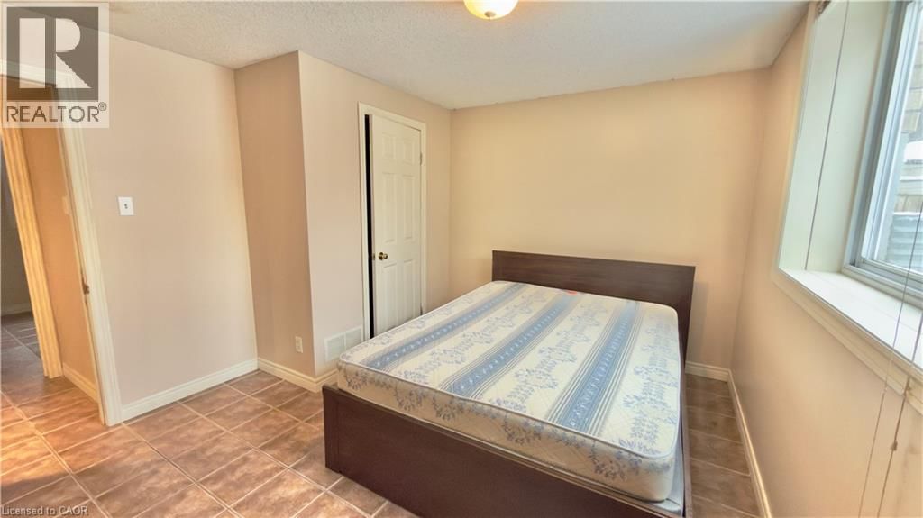 B - 16 MARSHALL STREET Image 18