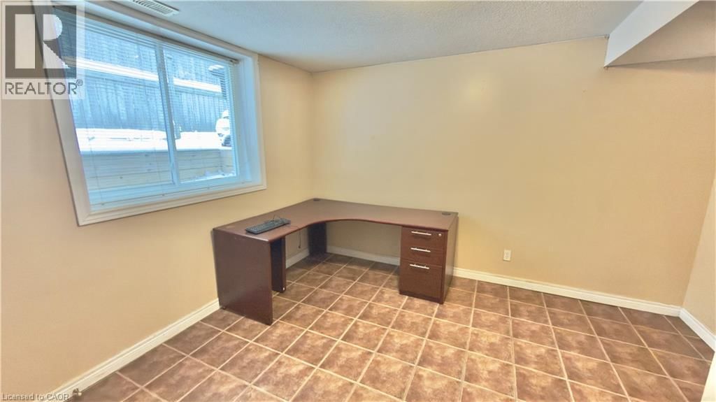 B - 16 MARSHALL STREET Image 19