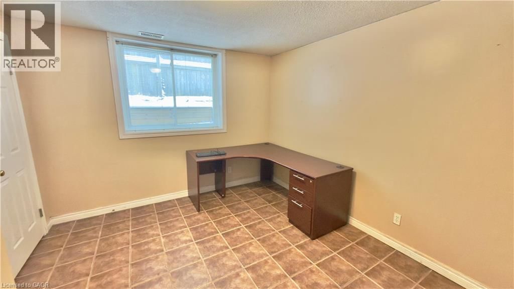 B - 16 MARSHALL STREET Image 20