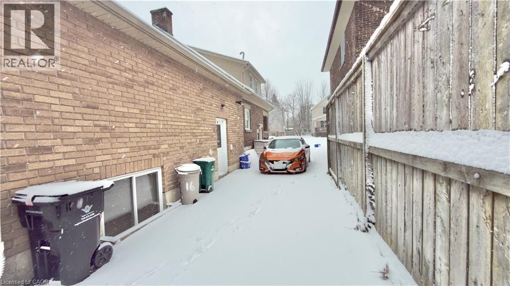 B - 16 MARSHALL STREET Image 23