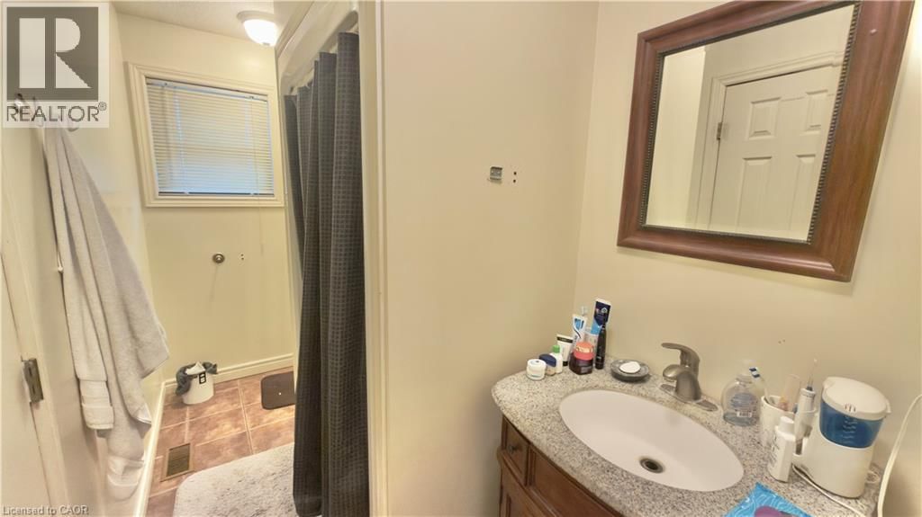 B - 16 MARSHALL STREET Image 8