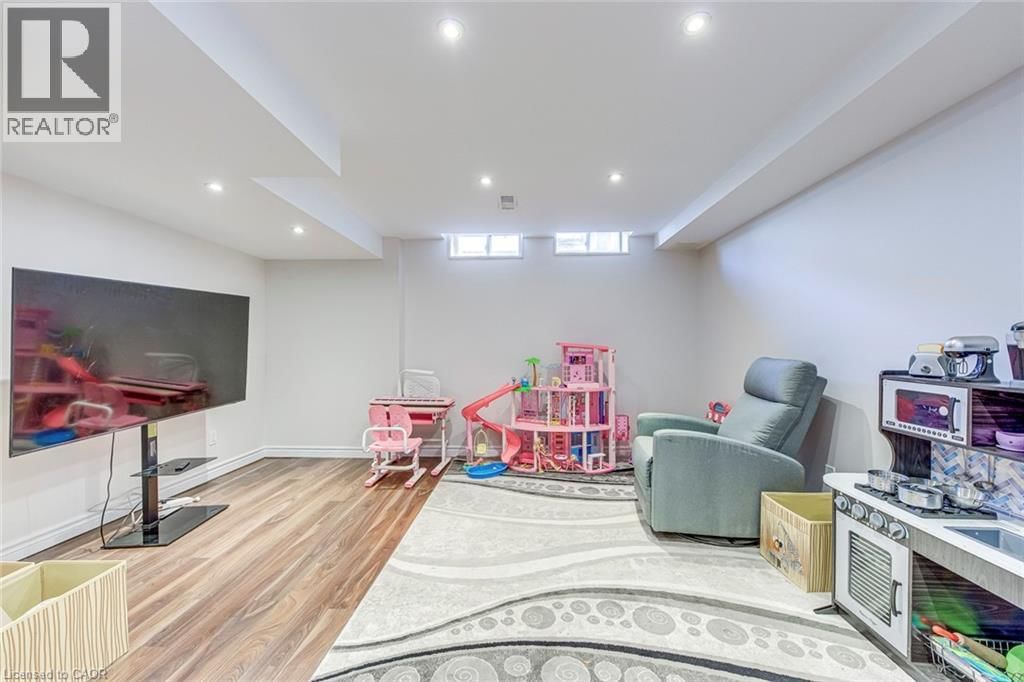 129 HARNESWORTH CRESCENT Image 22