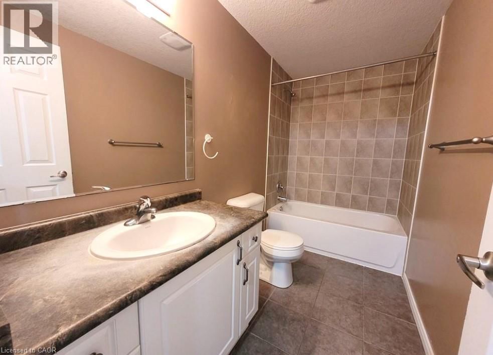 216 FEATHERSTONE CRESCENT Image 10