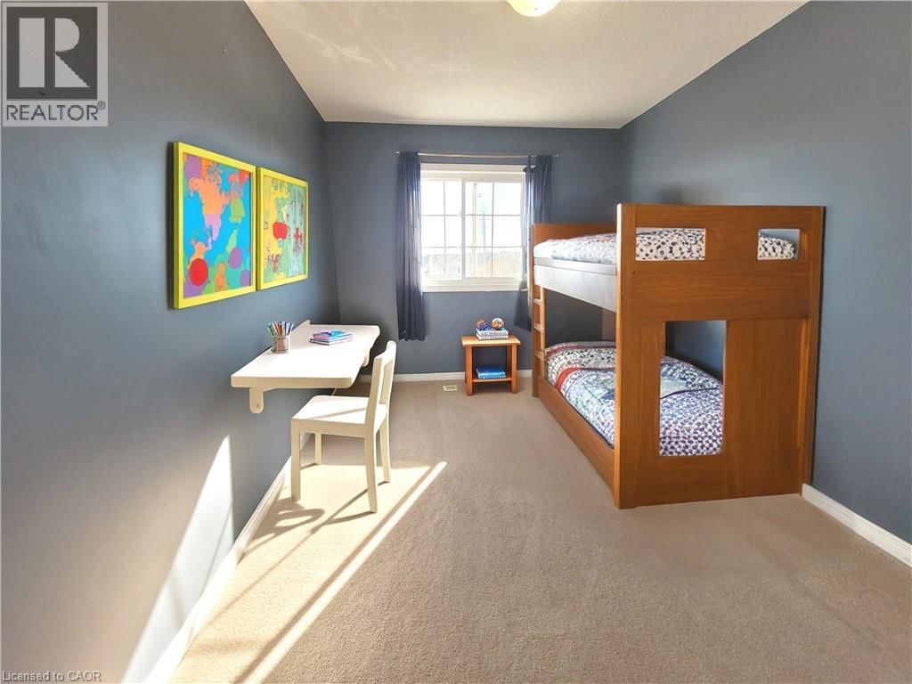 216 FEATHERSTONE CRESCENT Image 12