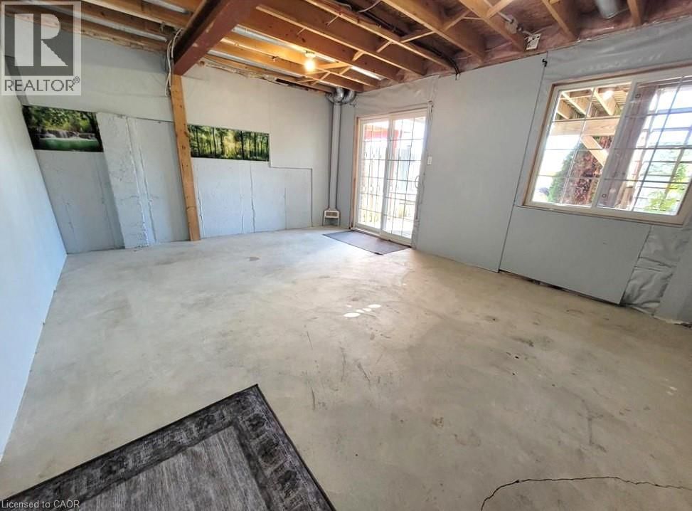 216 FEATHERSTONE CRESCENT Image 13