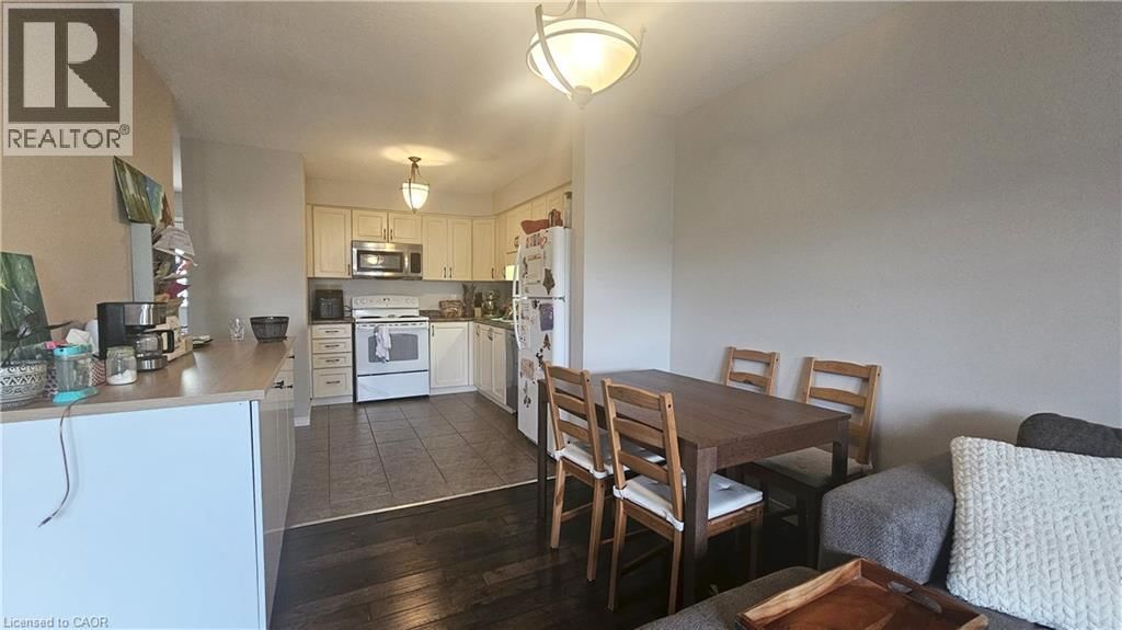 216 FEATHERSTONE CRESCENT Image 2