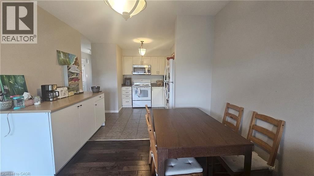 216 FEATHERSTONE CRESCENT Image 3