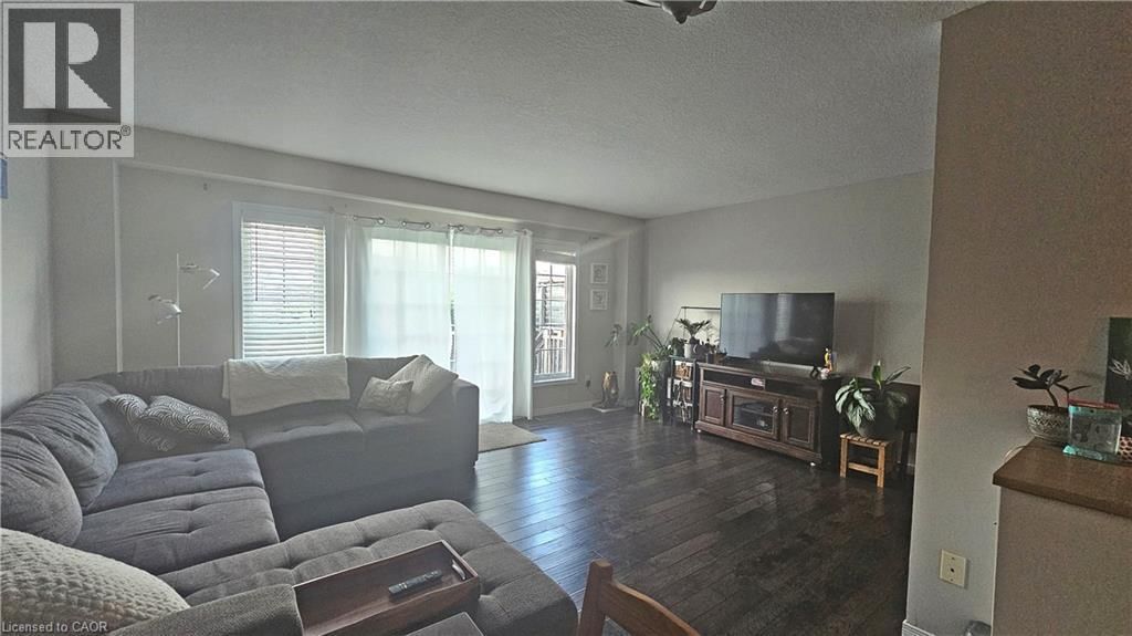 216 FEATHERSTONE CRESCENT Image 6