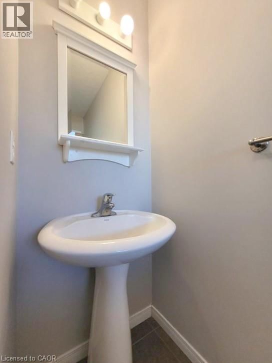 216 FEATHERSTONE CRESCENT Image 7