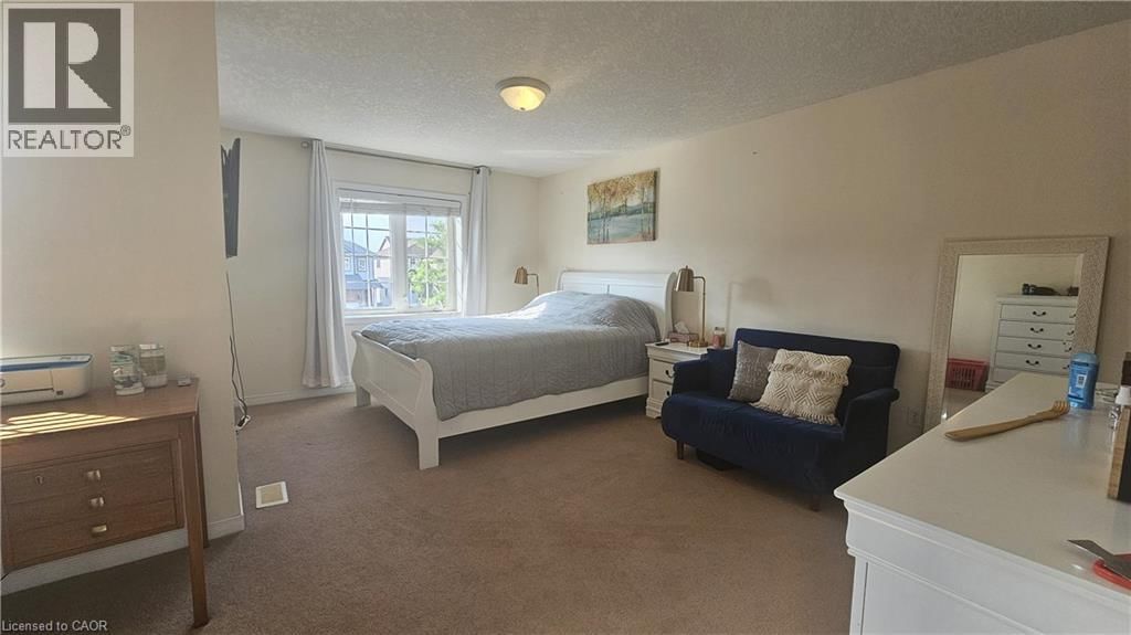 216 FEATHERSTONE CRESCENT Image 8