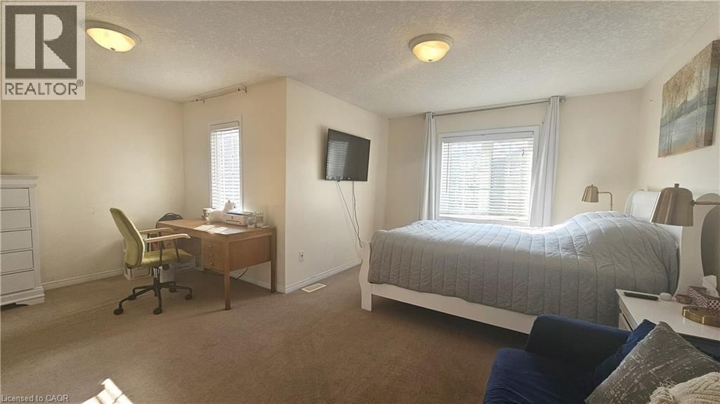 216 FEATHERSTONE CRESCENT Image 9