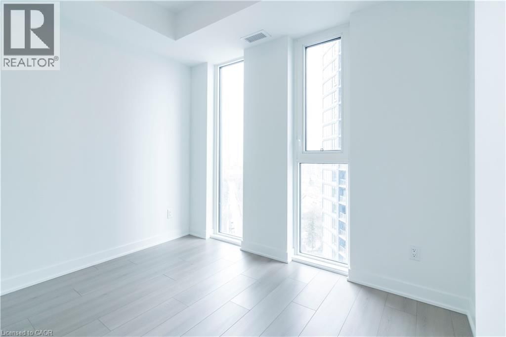 1807 - 25 WELLINGTON STREET SOUTH Image 18