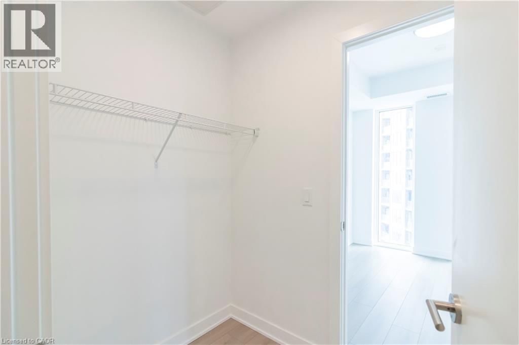 1807 - 25 WELLINGTON STREET SOUTH Image 20