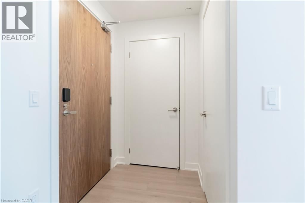 1807 - 25 WELLINGTON STREET SOUTH Image 24