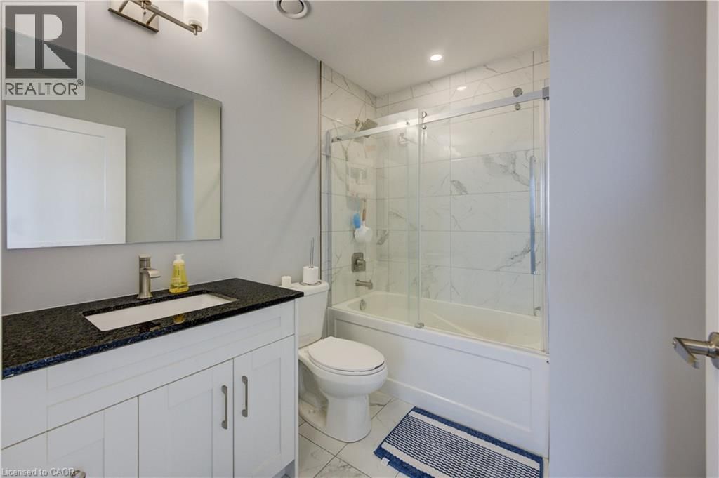 1805 - 60 CHARLES STREET WEST Image 15