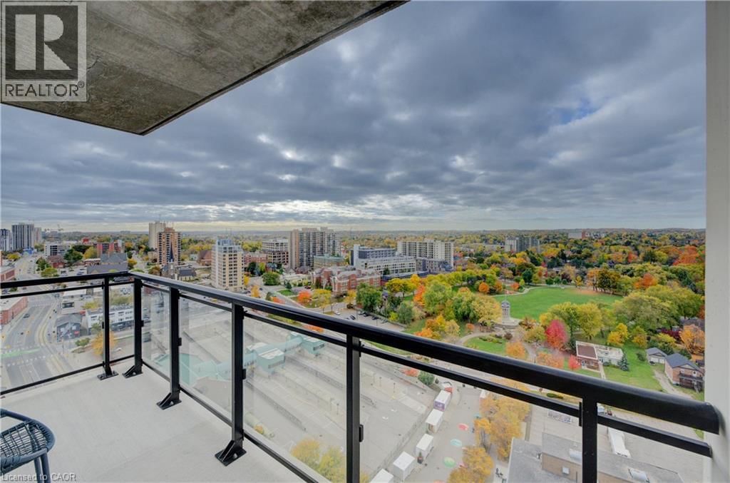 1805 - 60 CHARLES STREET WEST Image 17