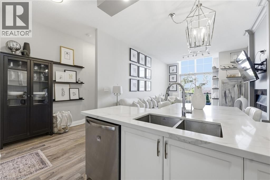 322 - 262 DUNDAS STREET EAST Image 2