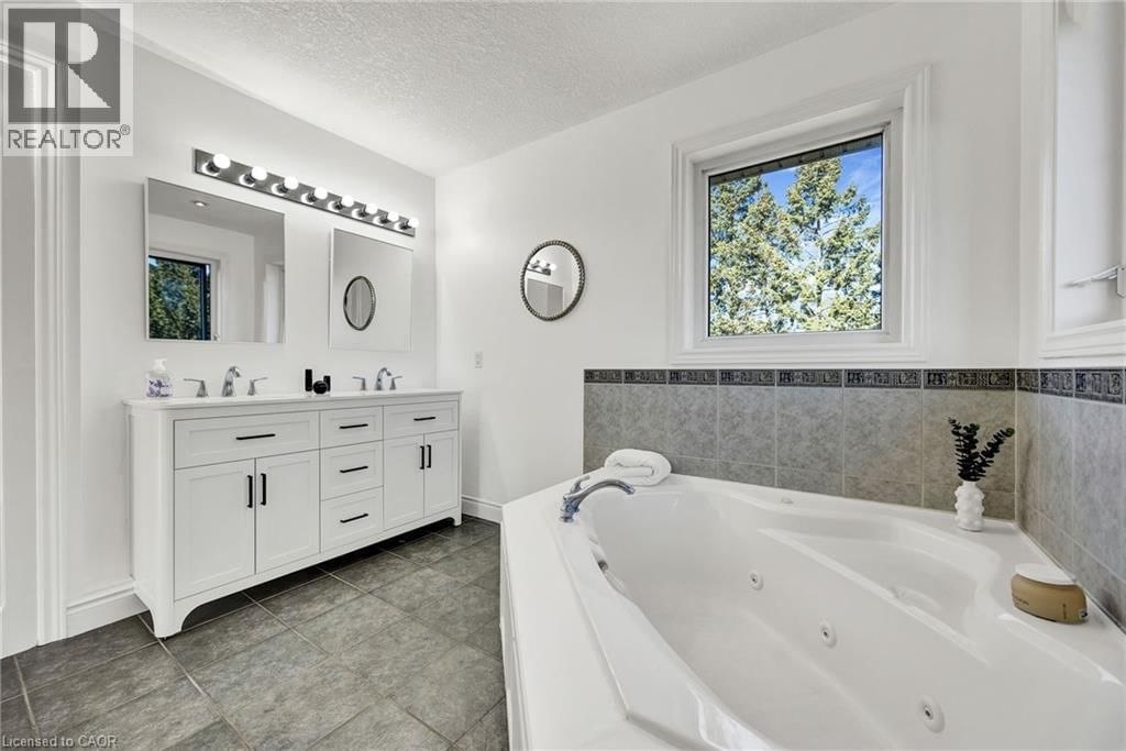 232 THE LIONS GATE Image 23