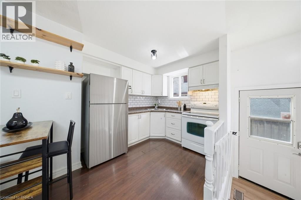 10 CLARA CRESCENT Image 11