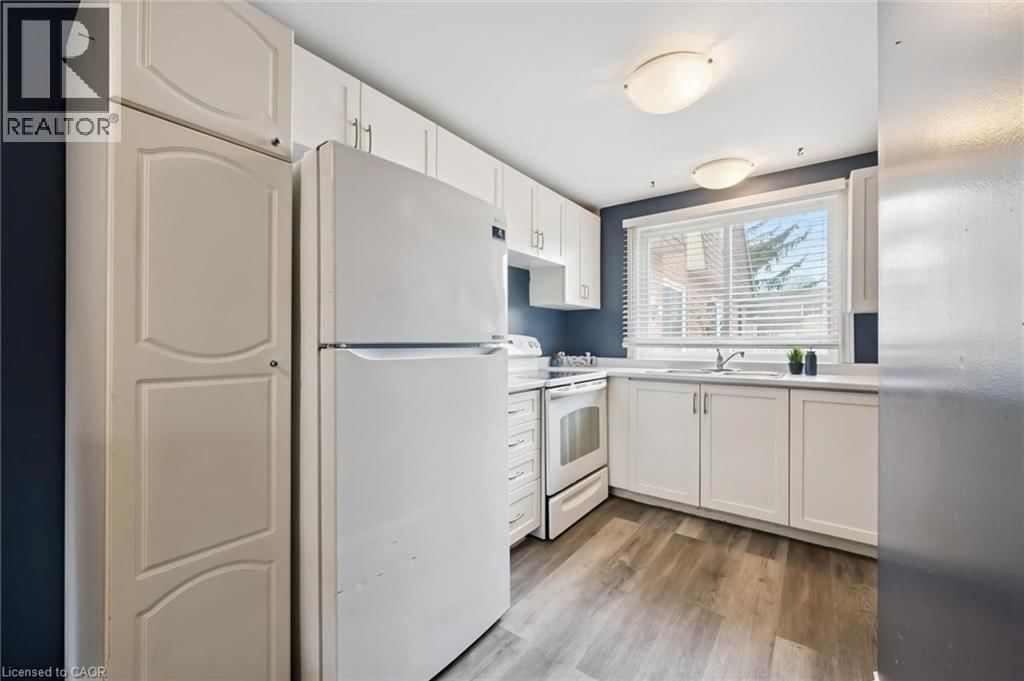 17 - 120 COUNTRY CLUB DRIVE Image 6