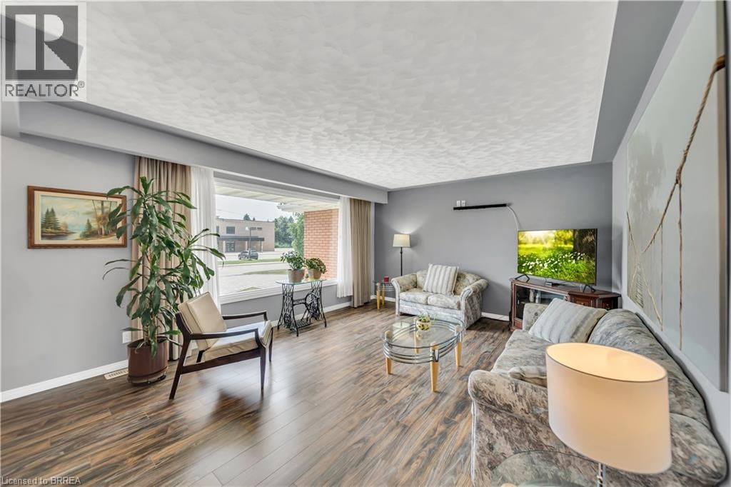 490 SADDLER STREET EAST Image 11