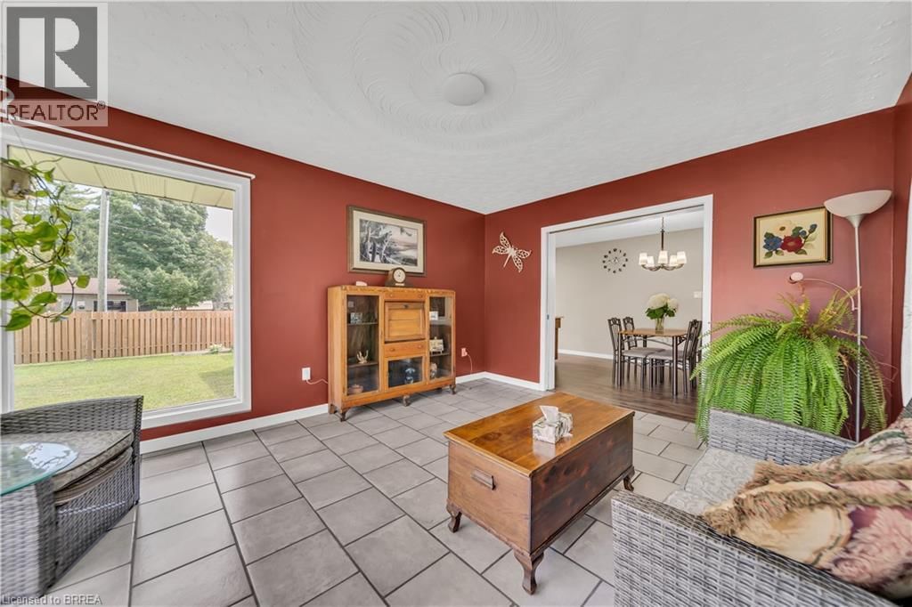 490 SADDLER STREET EAST Image 21