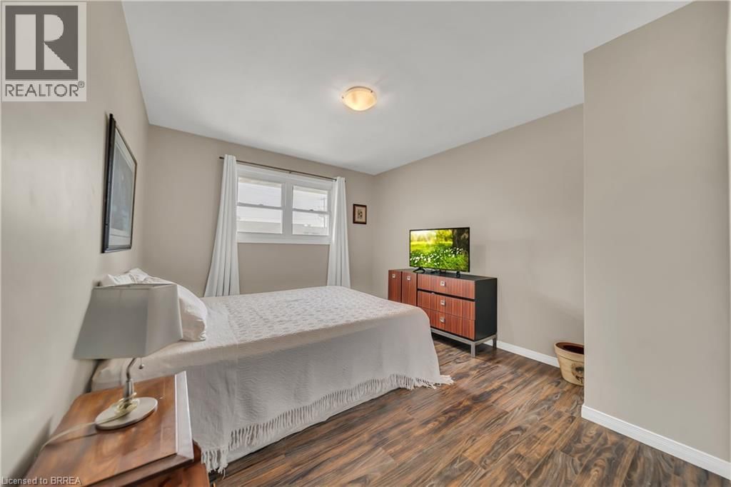 490 SADDLER STREET EAST Image 30